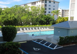 Relax In The Sunshine! Lovely 2B/2B Vacation Condo w/ All Weather Lanai, Walk To Beach, Resort Pool!