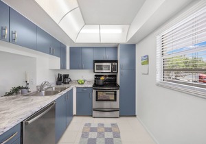 Relaxing condo w/pool, spa, & steps to beach