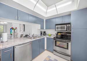 Relaxing condo w/pool, spa, & steps to beach