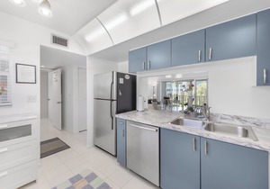 Relaxing condo w/pool, spa, & steps to beach