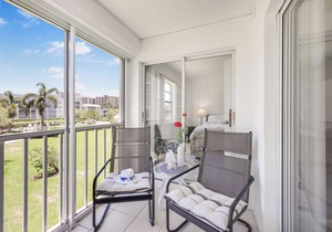 Relaxing condo w/pool, spa, & steps to beach