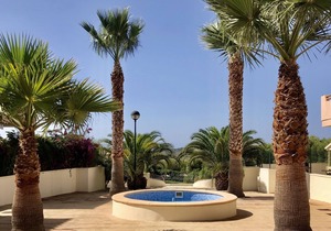 Remarkable 1-Bed Apartment & Sea Views - Sleeps 2