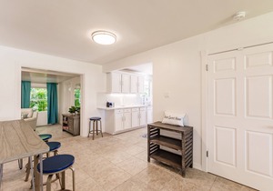 REMODELED BEACH HOME IN NAPLES! 1 1/2 MILES TO VANDERBILT BEACH WITH POOL/SPA