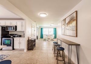 REMODELED BEACH HOME IN NAPLES! 1 1/2 MILES TO VANDERBILT BEACH WITH POOL/SPA