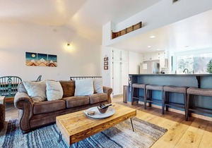 Remodeled Mountain Cabin near the Golf Course. Hot Tub, Gas Grill, Wash/Dryer