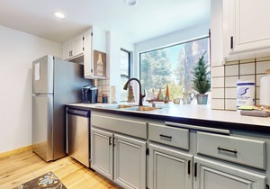 Remodeled Mountain Cabin near the Golf Course. Hot Tub, Gas Grill, Wash/Dryer