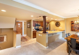 Remodeled Penthouse/On Shuttle Route to the Slopes/Shared Hot Tub
