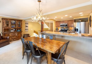 Remodeled Penthouse/On Shuttle Route to the Slopes/Shared Hot Tub