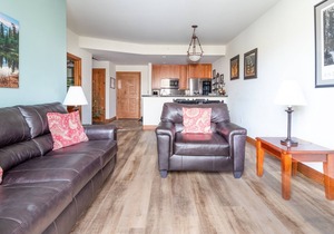 Remodeled Two Level Condo. Fireplace. Free Shuttle