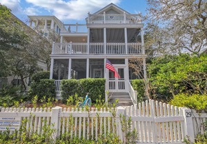 Rendezvous-Luxurious Seaside 3 bedroom home with 1 bedroom Carriage House