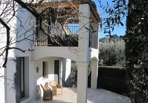 Renovated 3 bed Mougins villa with sea view - 250m from shops
