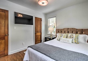 Renovated Historic Home < 1 Mile to Eagle Point!