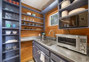 Renovated Seaside Cottage, Pet Friendly, Luxury Touches+ 2 Adult Bikes!