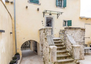 Renovated stone house with jacuzzi in central Istria