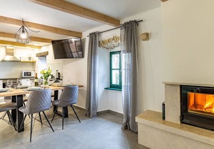 Renovated stone house with jacuzzi in central Istria