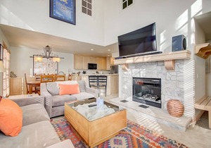 Renovated, WhoDunnit Lodge - ski-in/out to Snowbird