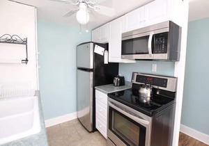 Renovations Spring of 2025! Spacious apartment, less than 2 blocks to the beach.