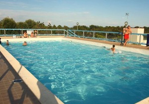 Residence Gemini is an apartmenthouse near the sea (150m), in Bibione Pineda area, with a nice swimm
