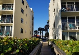 Resort beachfront suite - RIGHT ON Cocoa Beach!