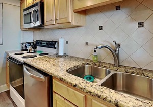 Retreat 615- Great Views, Nicely furnished, Pool, Easy Beach Access