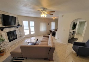 Retro Retreat Scottsdale: 5BR, heated pool, BBQ, outdoor dining