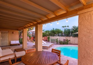 Retro Retreat Scottsdale: 5BR, heated pool, BBQ, outdoor dining