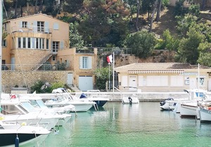Rez de villa de charme, pieds dans l'eau, calanque près de Marseille
