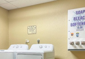Right on the Strip! 4 Relaxing Units, Pool, Spa, Near Miracle Mile Shops