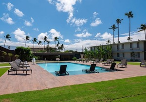Right on the Water! 4 Great Units, Pets Allowed, Steps to Ho’aloha Park Beach!