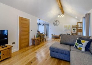 Rinstone Lodge, Thornton-Le-Dale. Moors cottage with hot tub