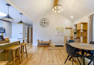 Rinstone Lodge, Thornton-Le-Dale. Moors cottage with hot tub
