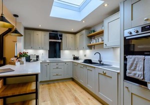 Rinstone Lodge, Thornton-Le-Dale. Moors cottage with hot tub