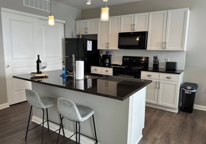 River View Flat | Free Parking | Walk-In Shower!