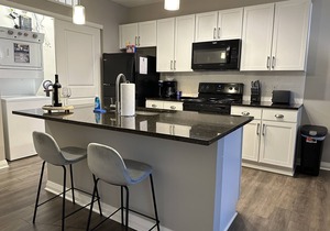 River View Flat | Free Parking | Walk-In Shower!