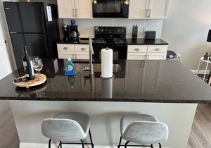 River View Flat | Free Parking | Walk-In Shower!