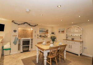 ROBINS NEST, pet friendly, character holiday cottage in Whitby