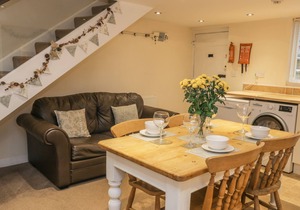 ROBINS NEST, pet friendly, character holiday cottage in Whitby