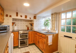 ROCK COTTAGE, character holiday cottage, with a garden in Winster