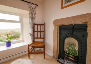 ROCK COTTAGE, character holiday cottage, with a garden in Winster