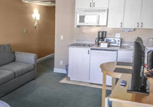 Romantic getaway Palm Canyon Resort studio unit for 2. Private; near the action.