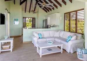Romantic Getaway, LOWEST DENSITY on the Island, STAND ALONE BUNGALOWS!