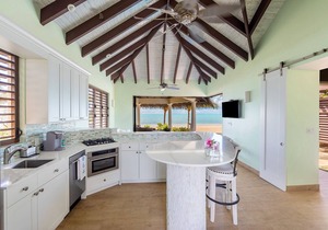 Romantic Getaway, LOWEST DENSITY on the Island, STAND ALONE BUNGALOWS!