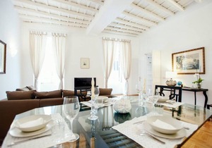 Rome, near Spanish Steps, modern and spacious apartment for 8