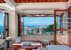 Rooftop 1-BR Penthouse w/Ocean Views and Private Hot Tub at Luxury Resort