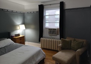 Room with King Bed in Shared 3 Bedroom Downtown