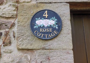 ROSE COTTAGE, pet friendly, with a garden in Wooler