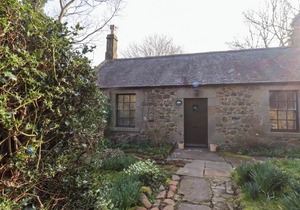 ROSE COTTAGE, pet friendly, with a garden in Wooler