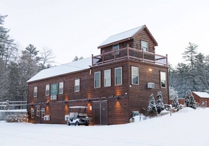 Rosewood Villa: Brand-New 2BR Log Retreat