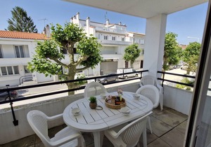 Royan - IDEAL LOCATION for this APARTMENT - terrace - private garage