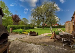 Rural charm, modern living under thatch in the old farmhouse up to 6 people